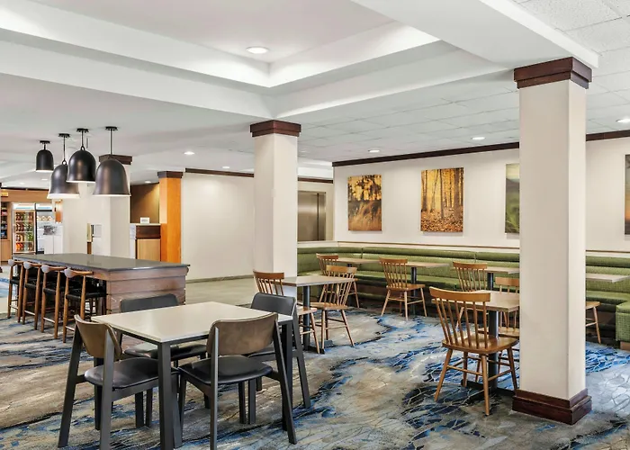 Hotel Fairfield And By Marriott